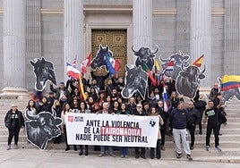 Antitaurinos, en las escalinatas del Congreso de los Diputados.