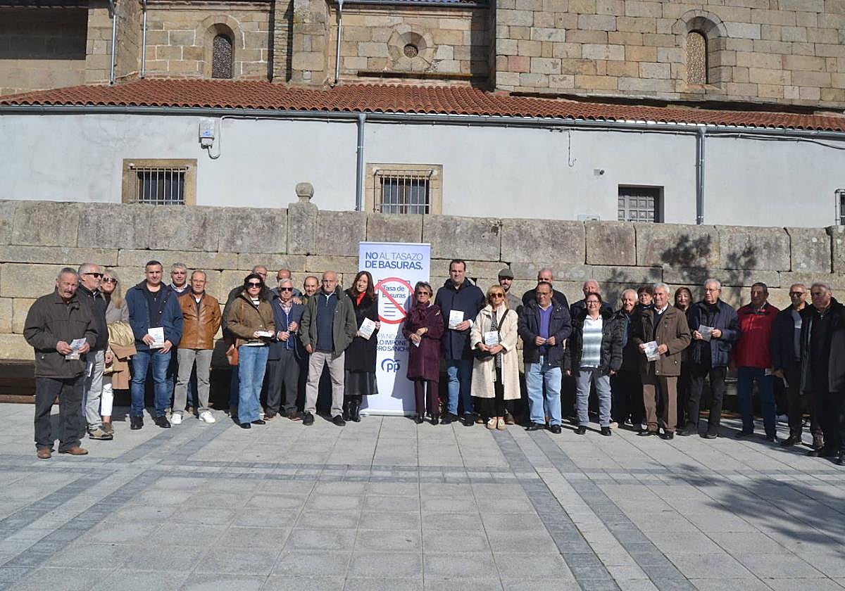 Representantes del PP, en el encuentro en Vitigudino.