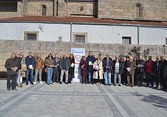 Representantes del PP, en el encuentro en Vitigudino.