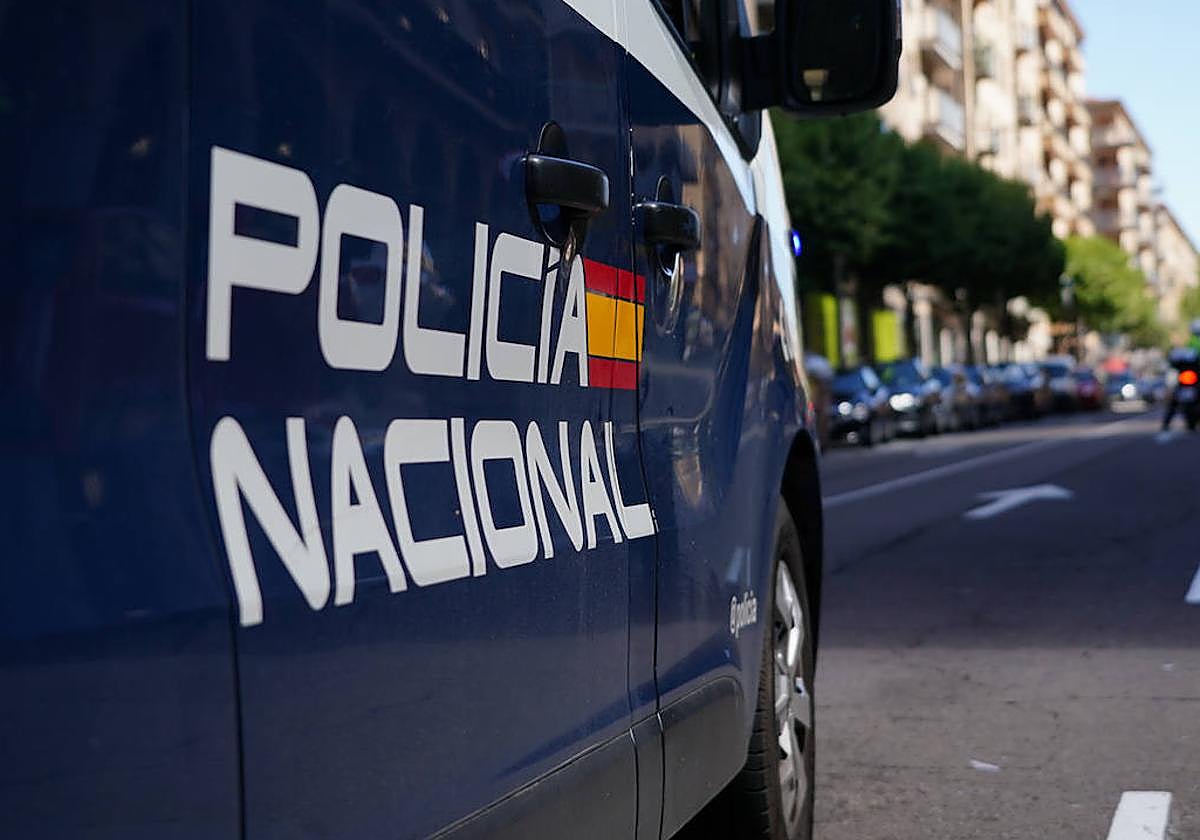 Un furgón de la Policía Nacional, circulando por la capital.