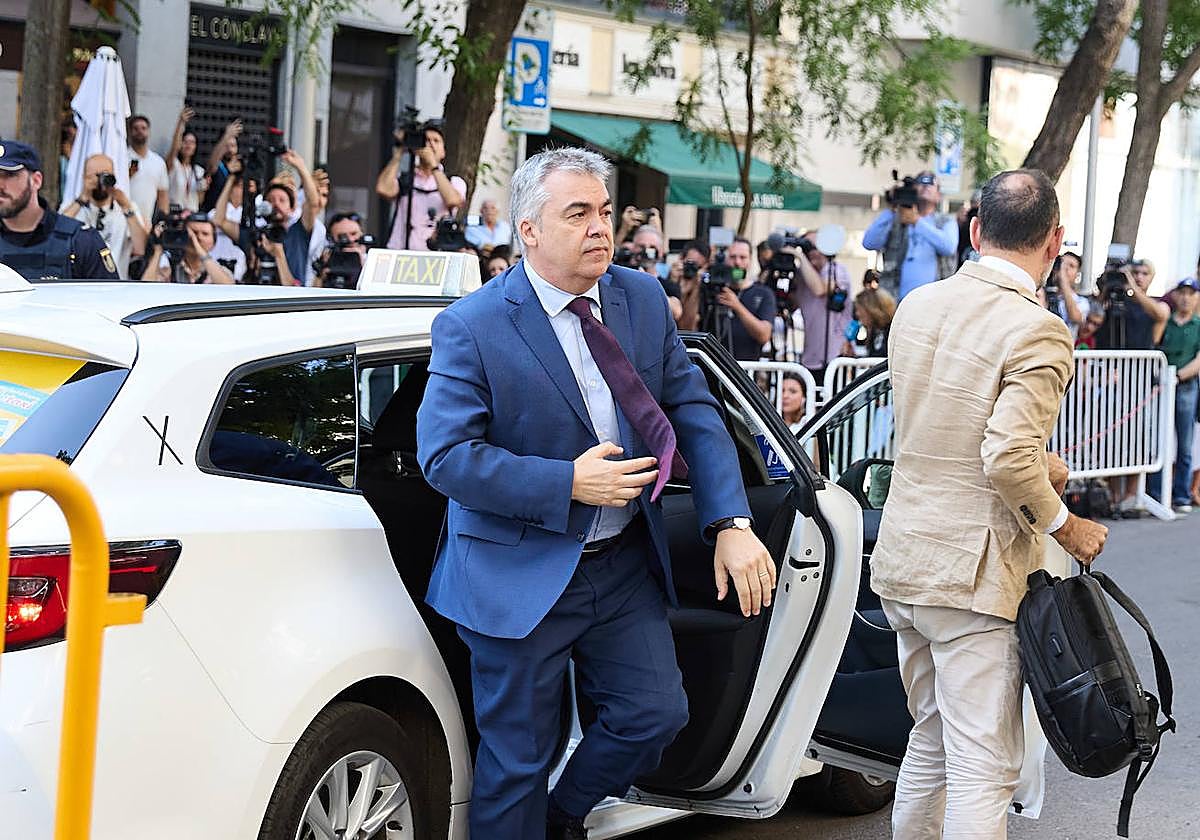 El exsecretario de Organización del PSOE Santos Cerdán a su llegada a declarar en el Tribunal Supremo, a 30 de junio de 2025