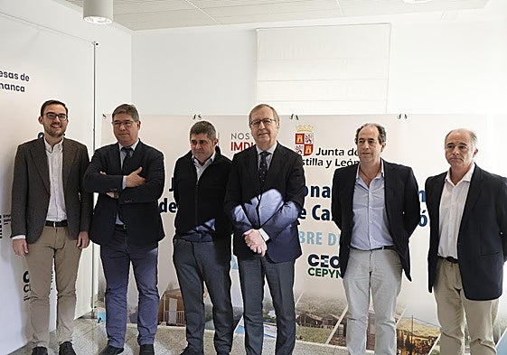 El concejal de Cultura del Ayuntamiento, Ángel Fernández; el presidente de CEOE-Cepyme, Paulino Benito; el presidente de ASECAL, Ignacio Reguero; el director general de Turismo de Castilla y León, Ángel González; Juan Agustín Fernández, de AESCAM, y el diputado de Turismo de la Diputación de Salamanca, Juan Carlos Zaballos.