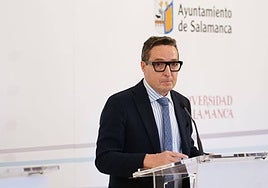 El rector de la Universidad de Salamanca, Juan Manuel Corchado, durante la firma del protocolo.