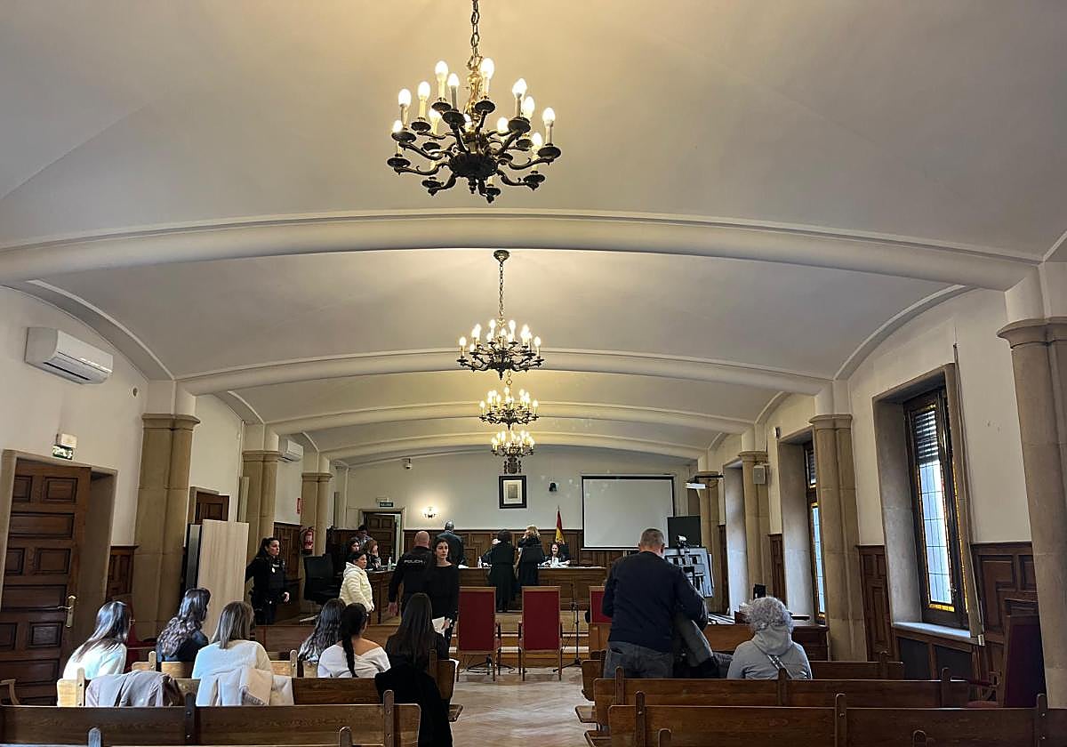 La acusada llega al juicio en la Audiencia Provincial.