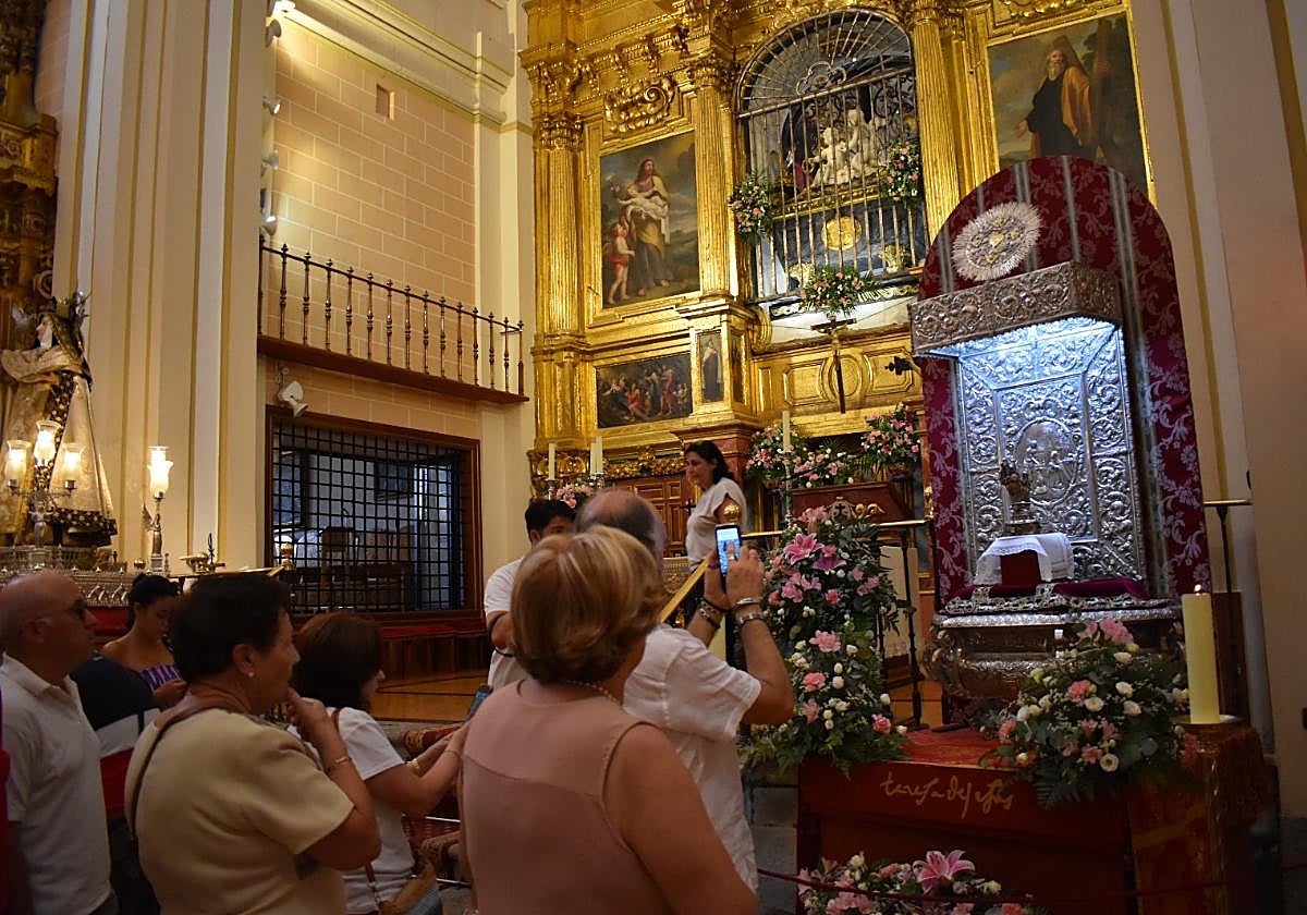 La mano incorrupta de Santa Teresa, en la Basílica de la Anunciación de Alba de Tormes en 2024.