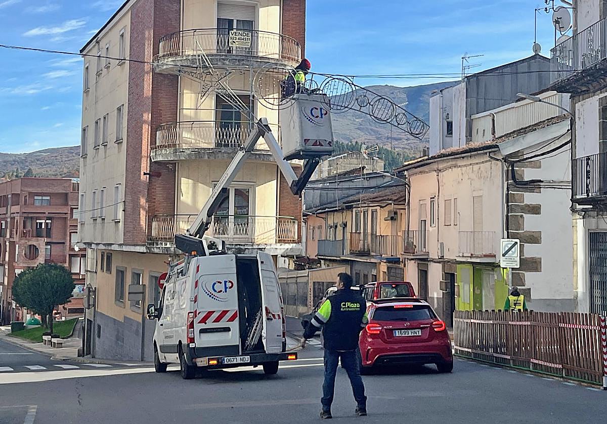 Imagen de la instalación de los adornos navideños en la calle Libertad de Béjar.