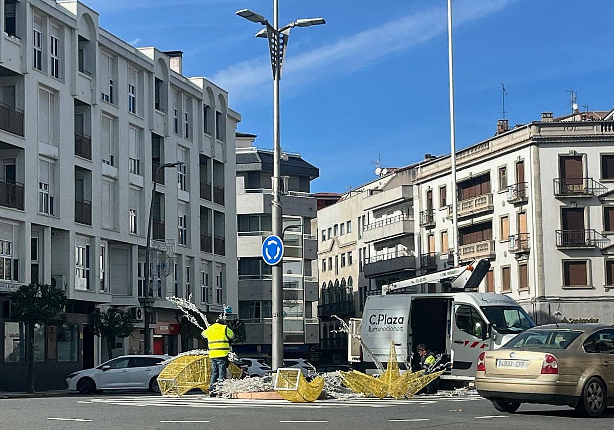 Imagen principal - Béjar luce ya los primeros adornos de Navidad con la vista puesta en el 5 de diciembre para su encendido
