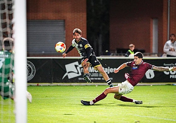 Centro al área de Álvaro Gómez, que es el máximo asistente de esta temporada, con su pie derecho en el choque frente el Pontevedra.