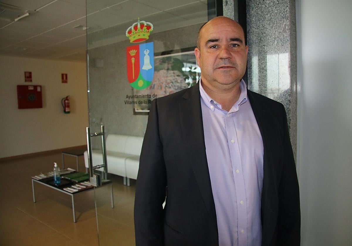 Ventura Recio, alcalde de Villares de la Reina, en dependencias municipales.