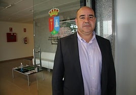 Ventura Recio, alcalde de Villares de la Reina, en dependencias municipales.