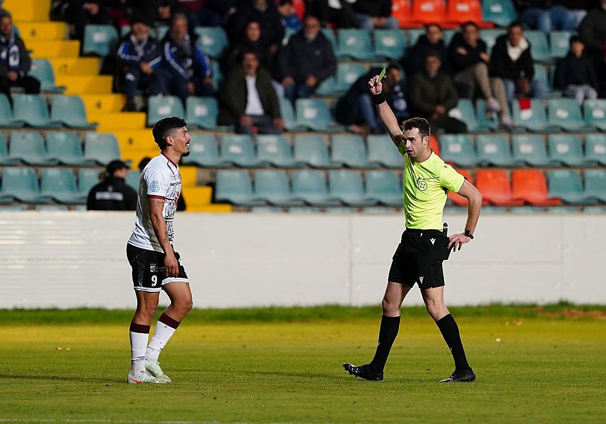 Pablo Servetti, siendo amonestado este pasado domingo en el Helmántico.