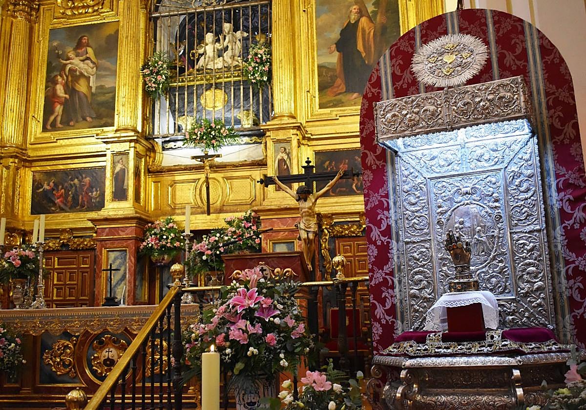 Imagen principal - El guantelete de plata y piedras preciosas es un relicario del siglo XVII.