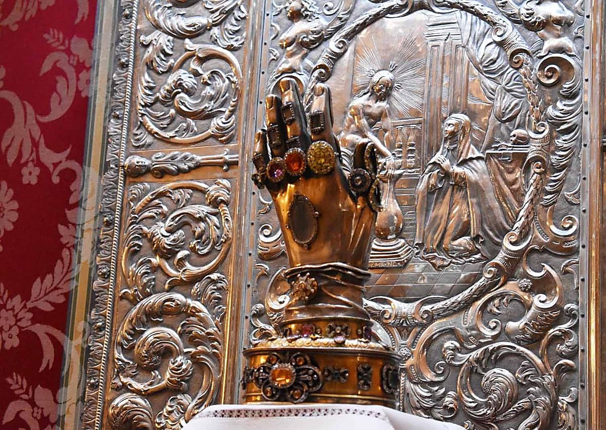 Imagen secundaria 1 - El guantelete de plata y piedras preciosas es un relicario del siglo XVII.