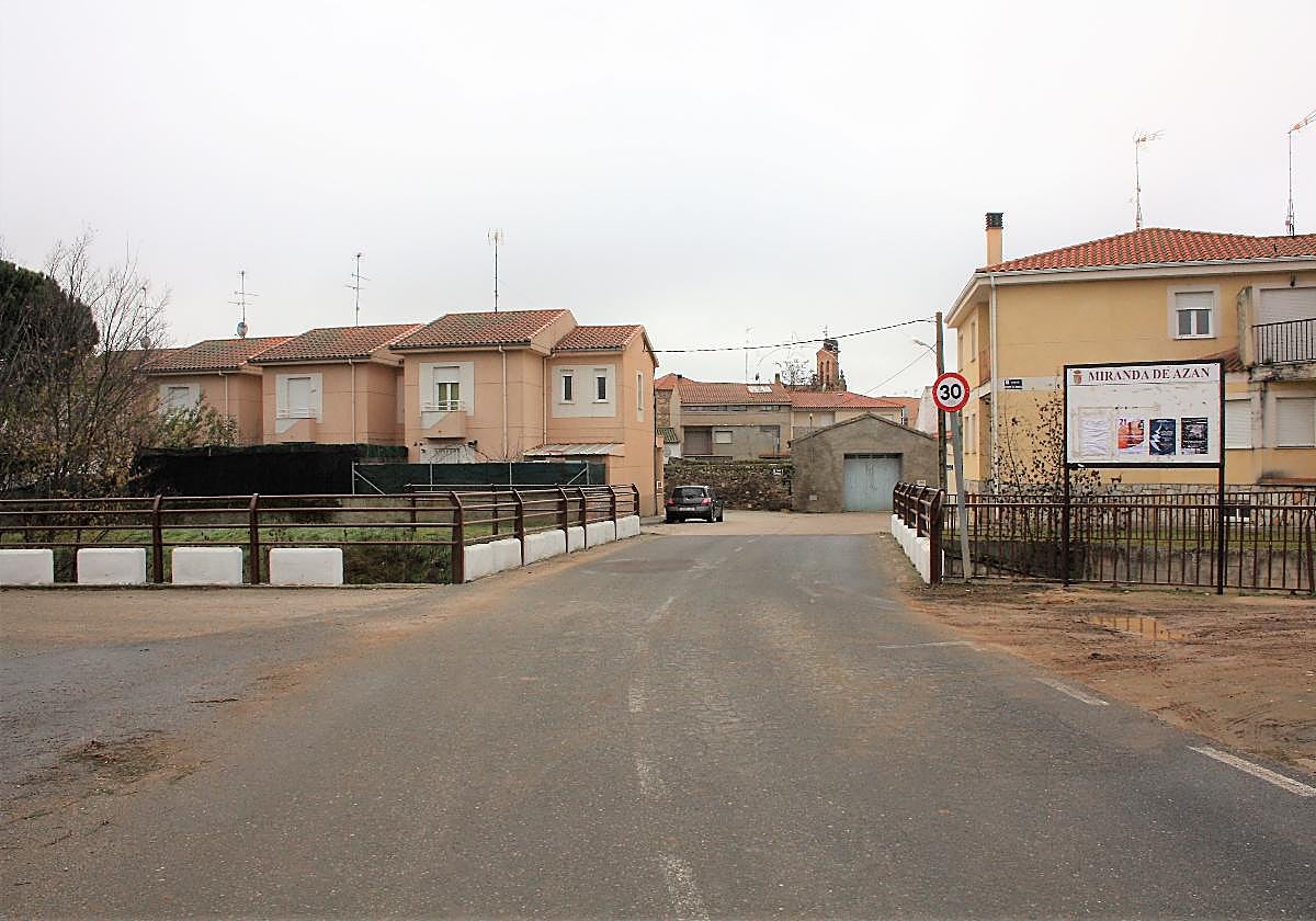La entrada a la localidad de Miranda de Azán.