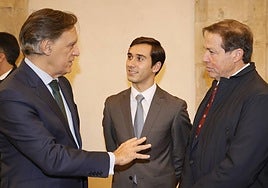 El alcalde, Carlos García Carbayo, el torero Ismael Martín y el ganadero Justo Hernández, en el Teatro Liceo.