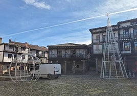 La Plaza Mayor de La Alberca comienza a lucir su aspecto más navideño.