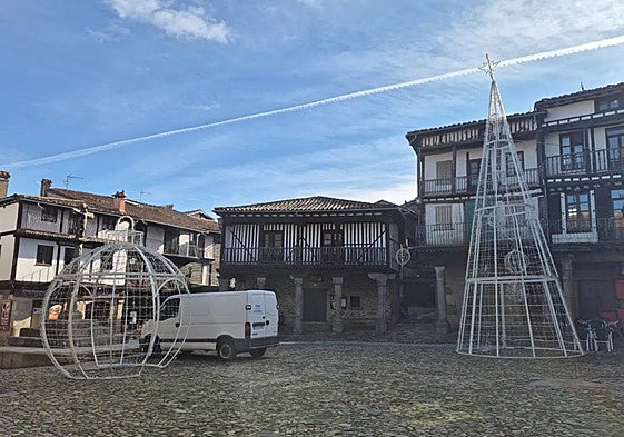 La Plaza Mayor de La Alberca comienza a lucir su aspecto más navideño.