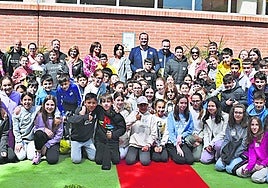 Un nutrido grupo de niños, con representantes municipales del Ayuntamiento de Santa Marta, en la renovación del sello de UNICEF.