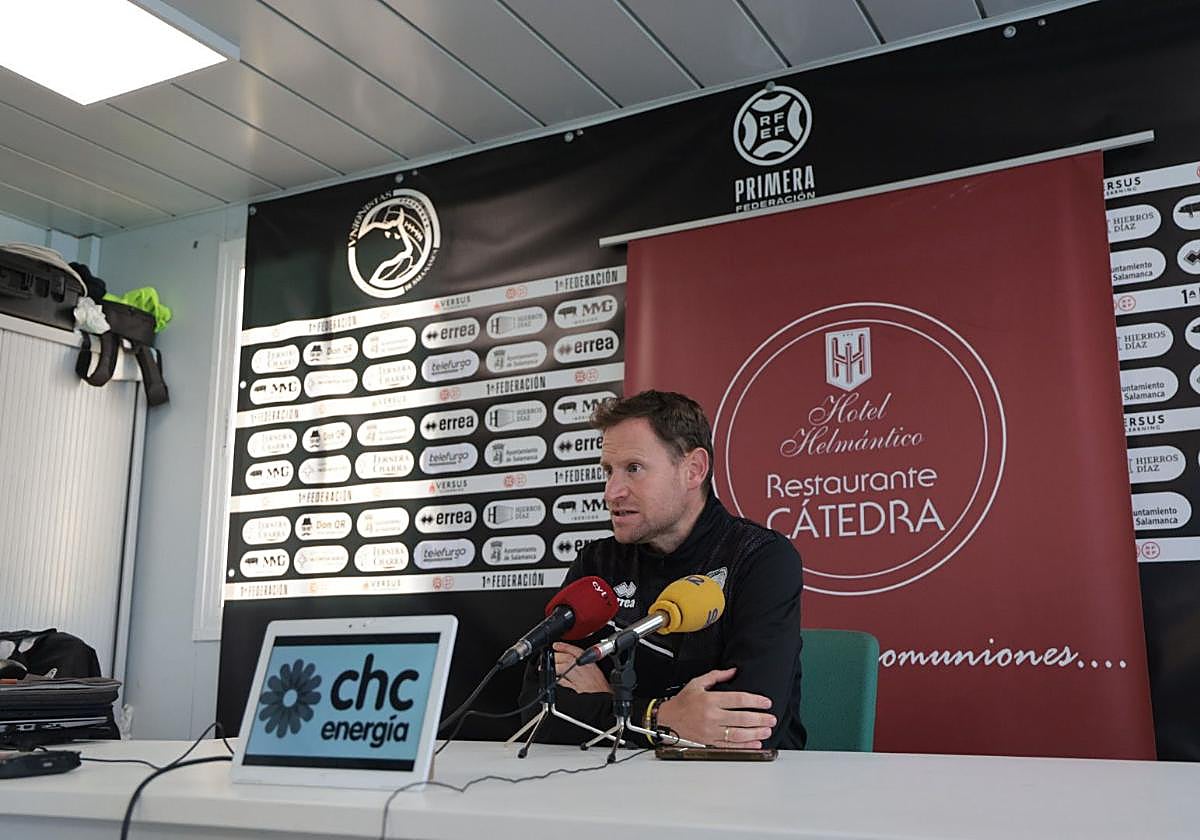 Mario Simón, entrenador de Unionistas, en rueda de prensa.