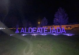 Letras de Aldeatejada iluminadas en morado.
