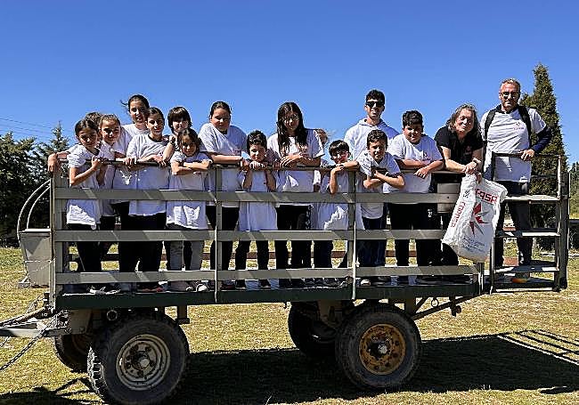 Visita de la clase ganadora del concurso de dibujo infantil a la finca ganadera Valverde. Premio que patrocina COPASA.