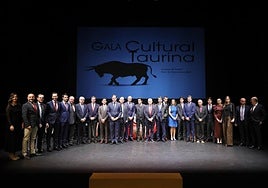 Foto de familia de autoridades, peñistas y premiados, en el Liceo.