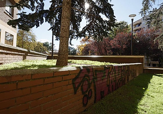 Pintada en el muro de la calle Salesas.
