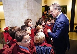 El alcalde de Salamanca, Carlos García Carbayo, charlando con varios escolares.