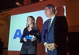 La empresa ganadora del premio a mejor del año recibe su galardón.