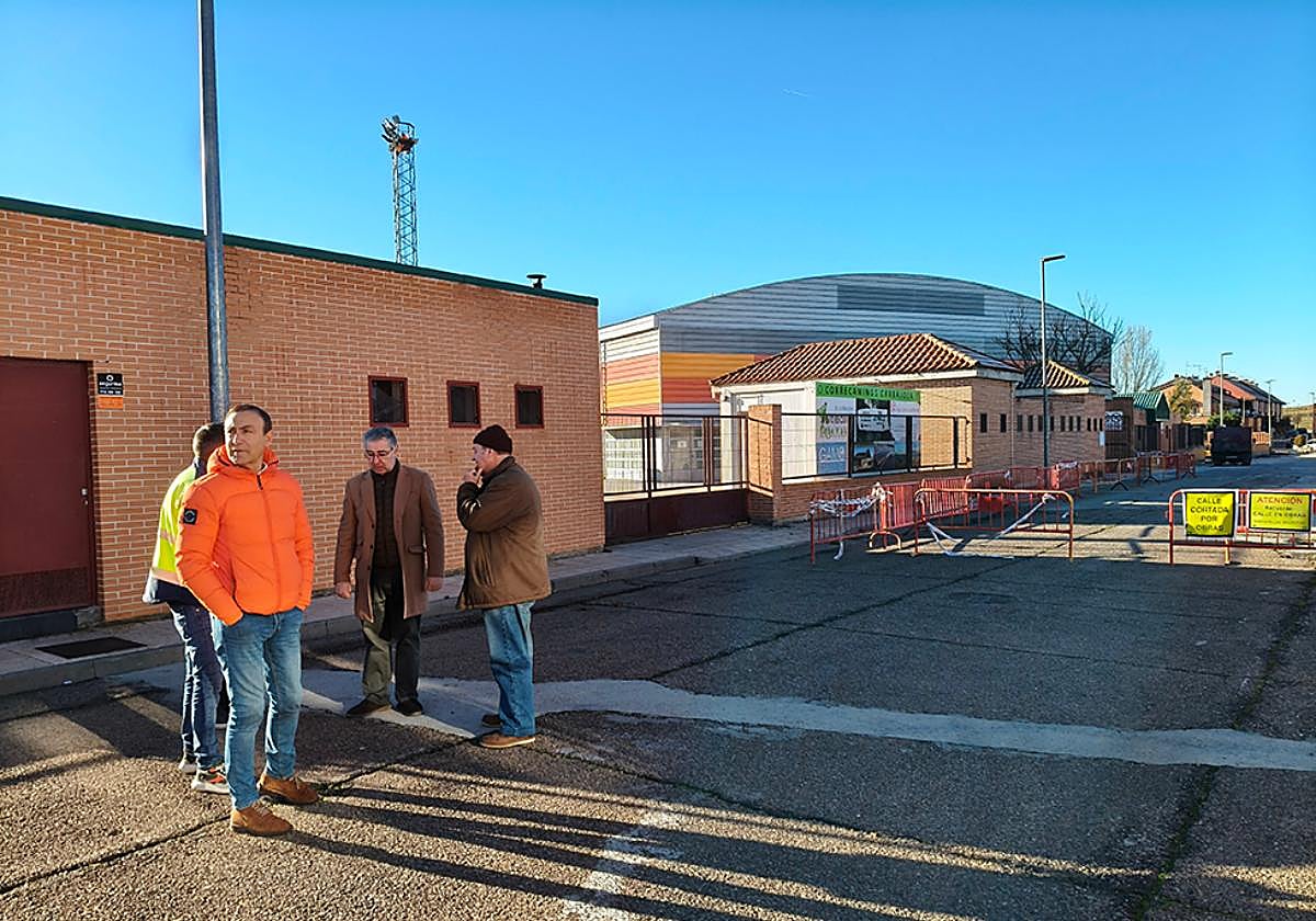 Responsables municipales visitan las obras de la calle Villares.