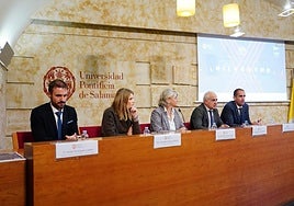 Adrián Rodríguez, Almudena Parres, María H. Benavente, Jesús María Ortiz y Alberto Rodríguez Cayetano, durante la presentación.