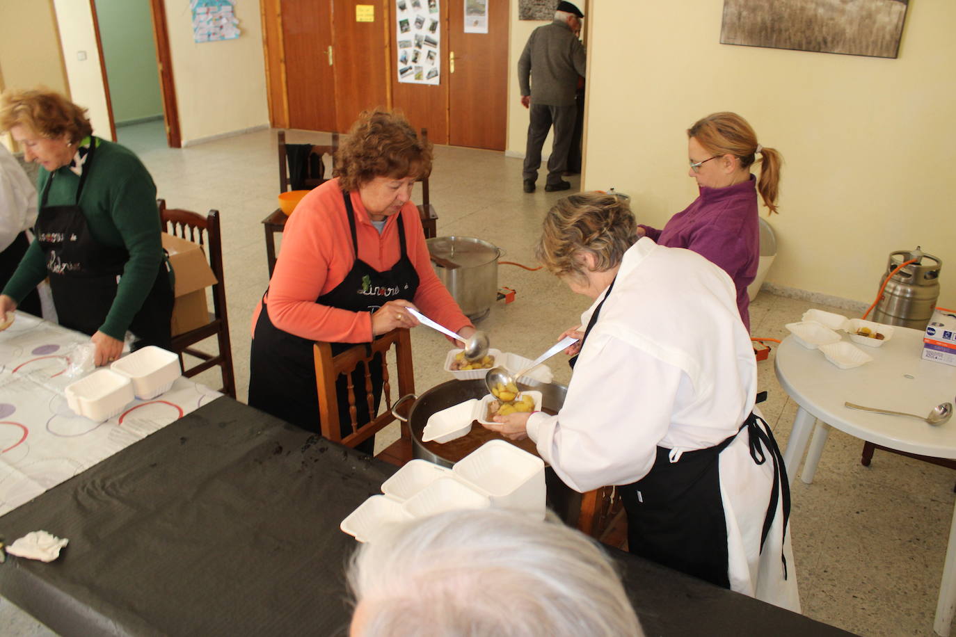 Linares de Riofrío disfruta de su jornada micológica pese al mal año de setas