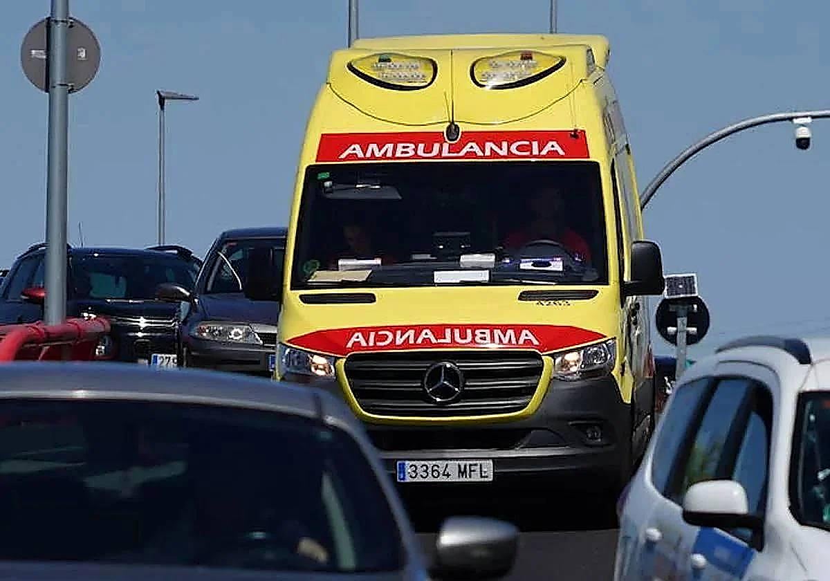 Una ambulancia, circulando por la capital.
