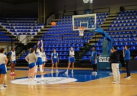 Lanzamientos de tiros libres en el entrenamiento que el Perfumerías Avenida llevó a cabo el jueves en el Würzburg Silvia Domínguez.