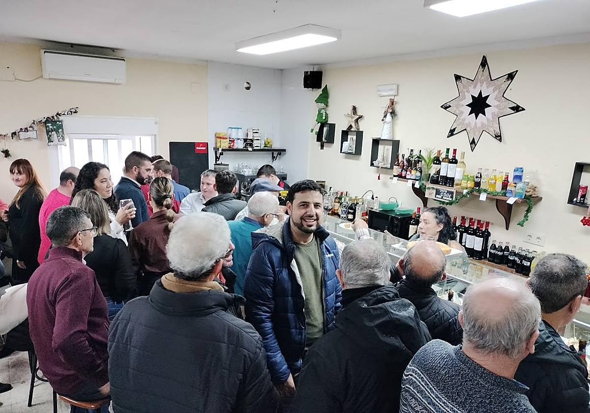 Vecinos de Valdelamatanza, en el bar del pueblo.