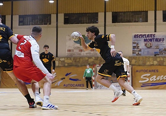 Carretero busca el gol ante el conjunto santanderino.