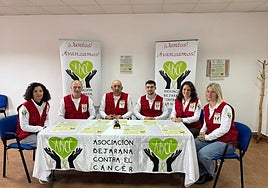 Mesa informativa de la Asociación Bejarana Contra el Cáncer.