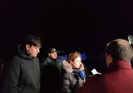 La delegada del Gobierno en Asturias, Adriana Lastra, ofrece declaraciones a los medios tras el derrumbe de una mina en Cangas del Narcea.