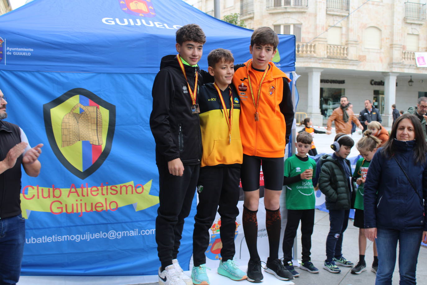 Guijuelo disfruta con su jamón velo más solidario