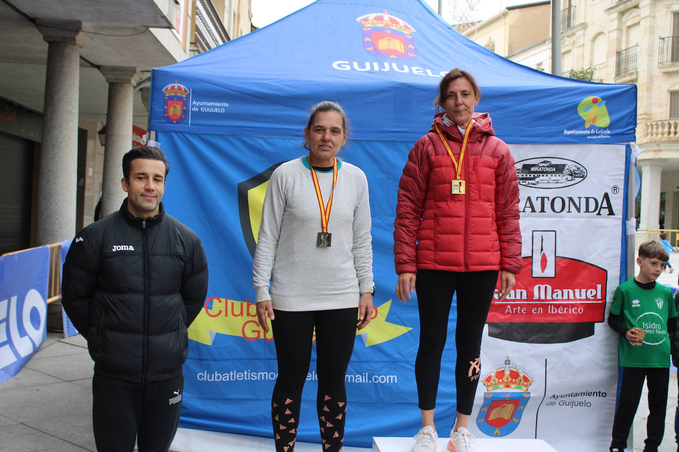 Guijuelo disfruta con su jamón velo más solidario