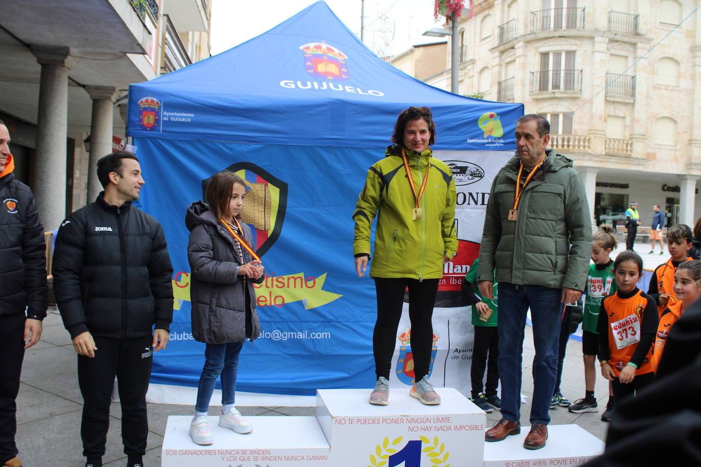 Guijuelo disfruta con su jamón velo más solidario