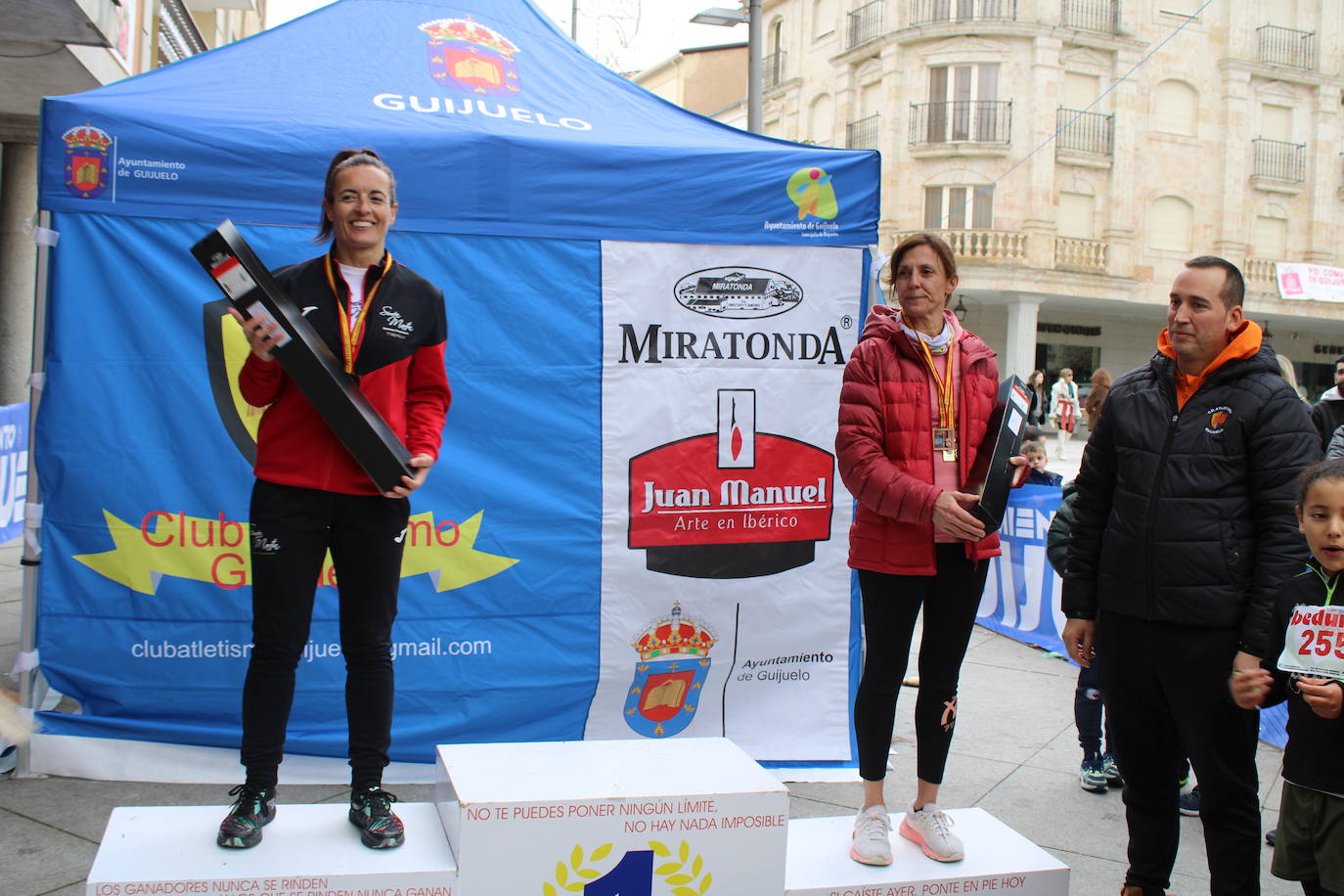 Guijuelo disfruta con su jamón velo más solidario