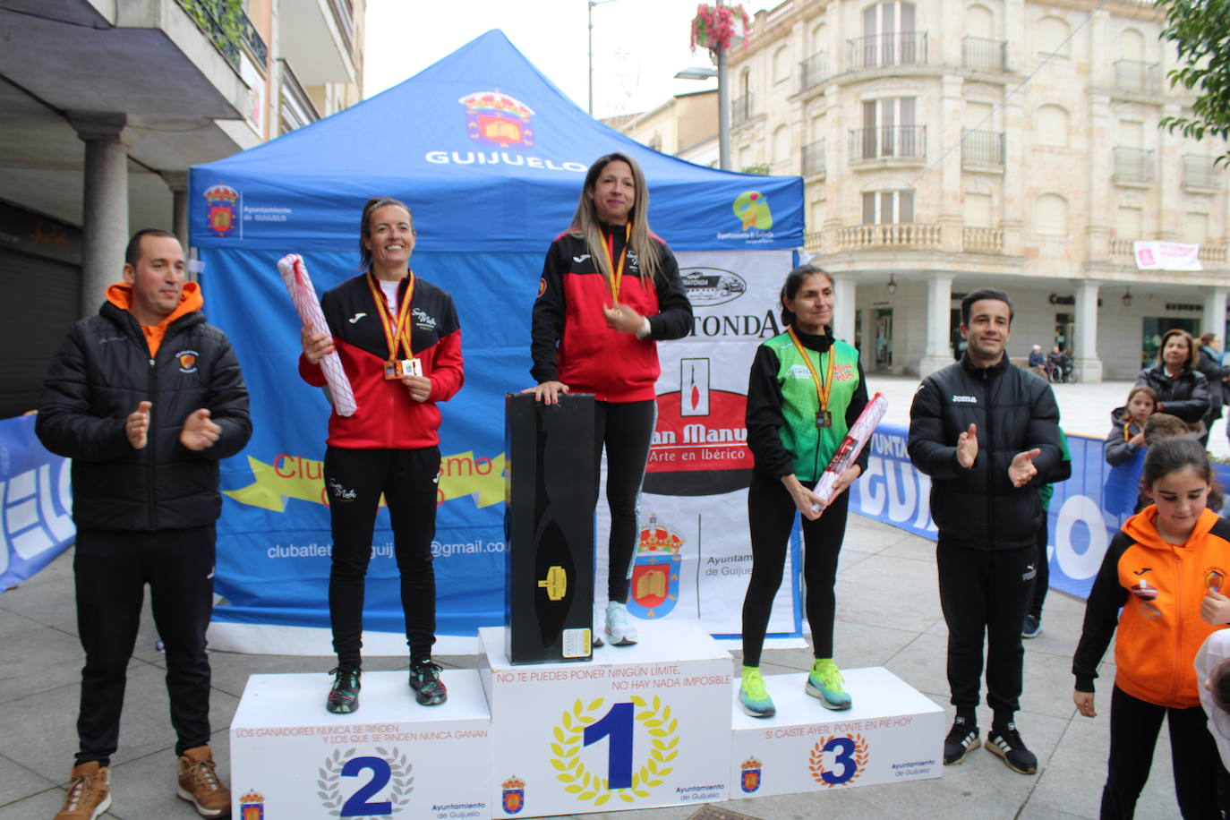 Guijuelo disfruta con su jamón velo más solidario