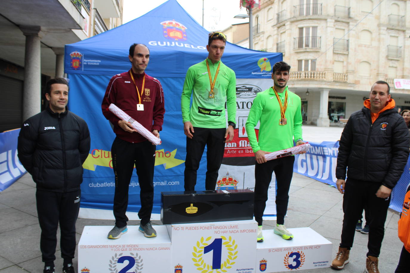 Guijuelo disfruta con su jamón velo más solidario