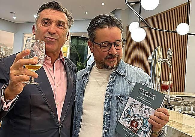 Alberto Martínez Isla y José Quiñones, con el libro que han coordinado.