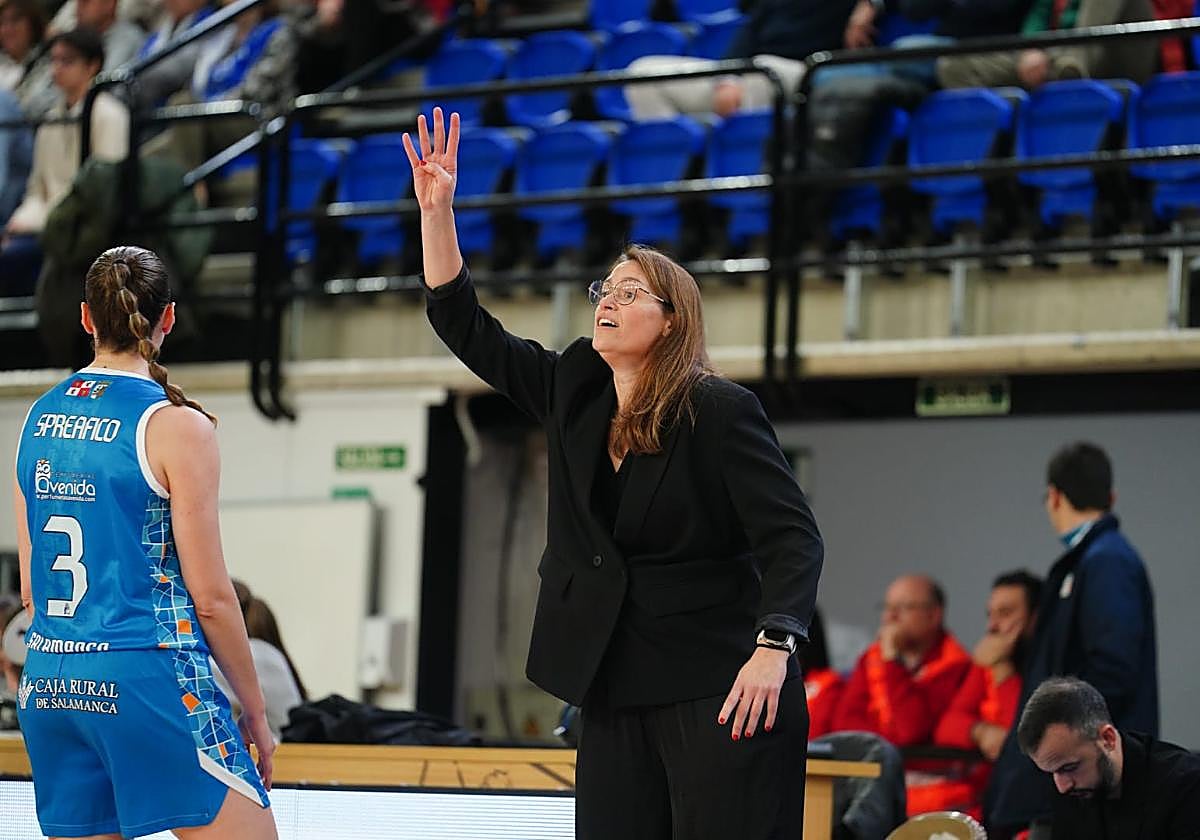 Anna Montañana da indicaciones a sus jugadoras en el partido contra el Gernika.