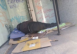 Un sintecho, en la puerta de una céntrica sucursal bancaria cerrada hace ya un tiempo.