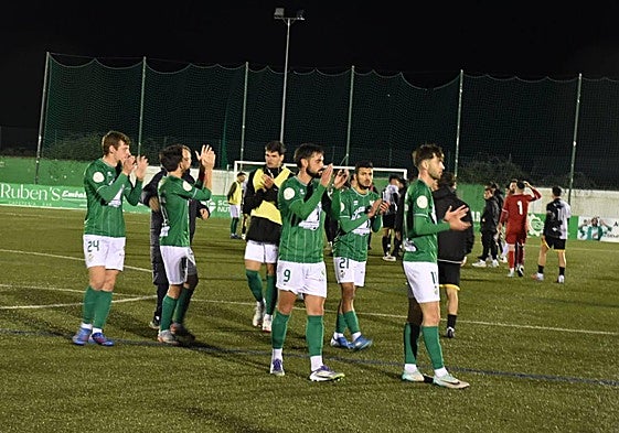 Los jugadores del CD Guijuelo celebran el triunfo ante Unionistas B.