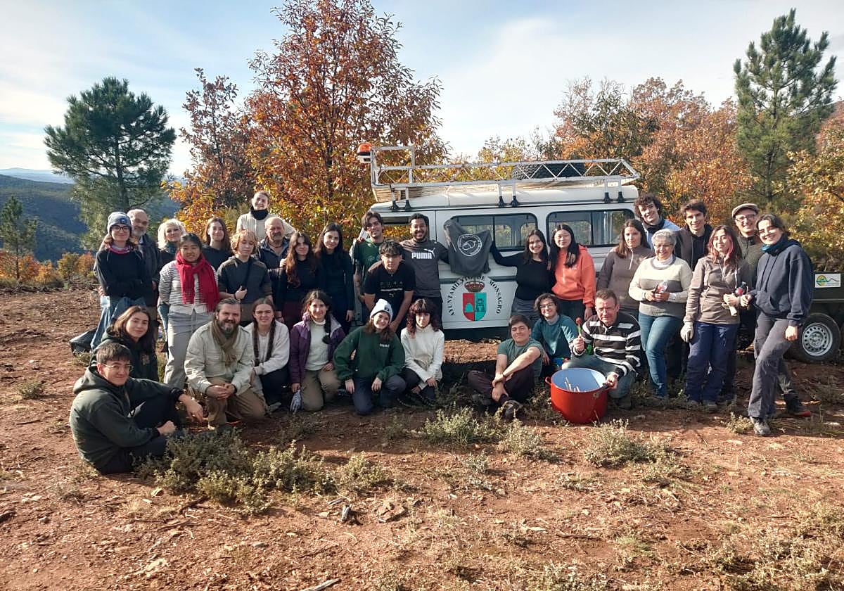 Voluntarios, en la plantación de árboles.