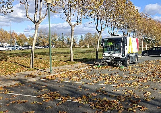 Maquina barredora, en la urbanización Vega de Salamanca.
